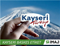 Kayseri erciyes dağı önünde görüntülenmiş kayseri imaj reklam baskes etiket imalatını vurgulayan görsel içinde Türkiye yazısıda var